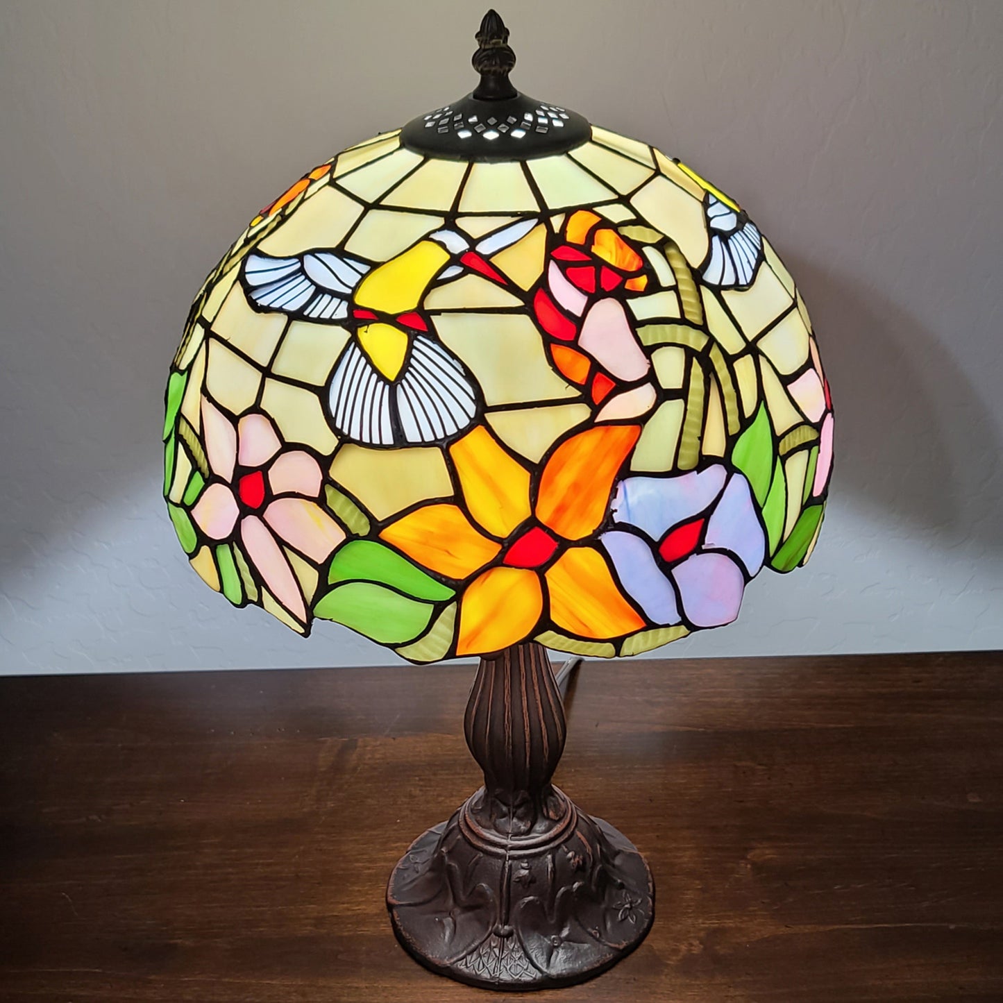 18" Tiffany Style Floral Table Lamp By Homeroots | Table Lamps | Modishstore - 5
