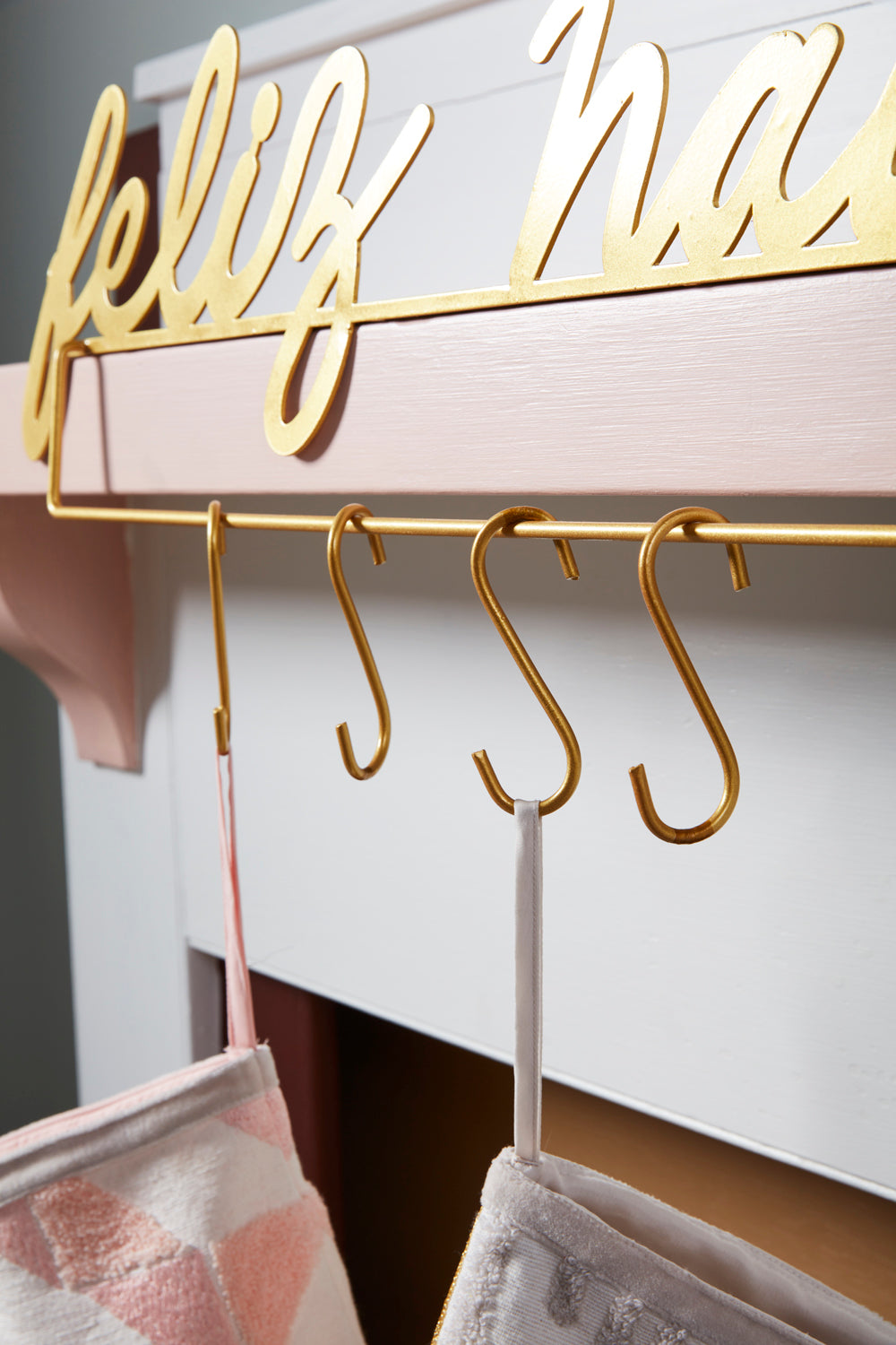 Feliz Navidad Mantlepiece By Accent Decor | Coat Racks | Modishstore - 5