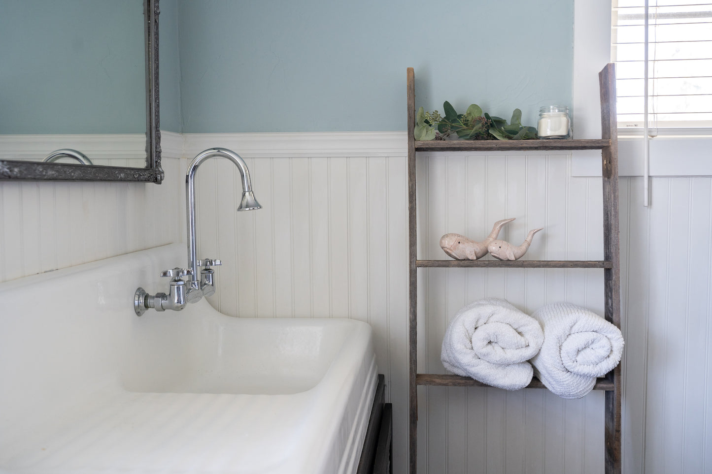 5 Step Rustic Weathered Grey Wood Ladder Shelf By Homeroots | Wall Decor | Modishstore - 5