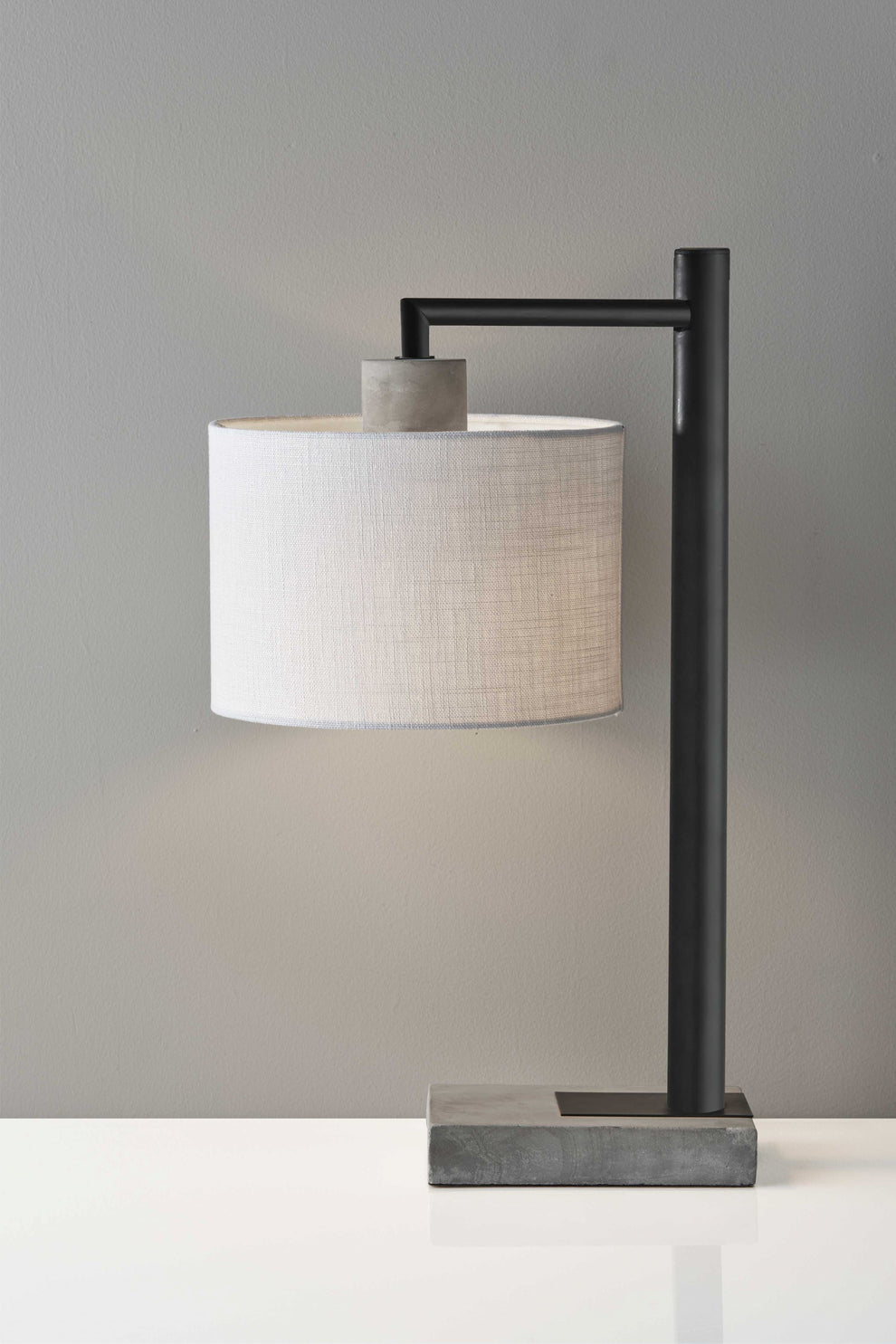 Petite Black Metal Table Lamp By Homeroots | Table Lamps | Modishstore - 2
