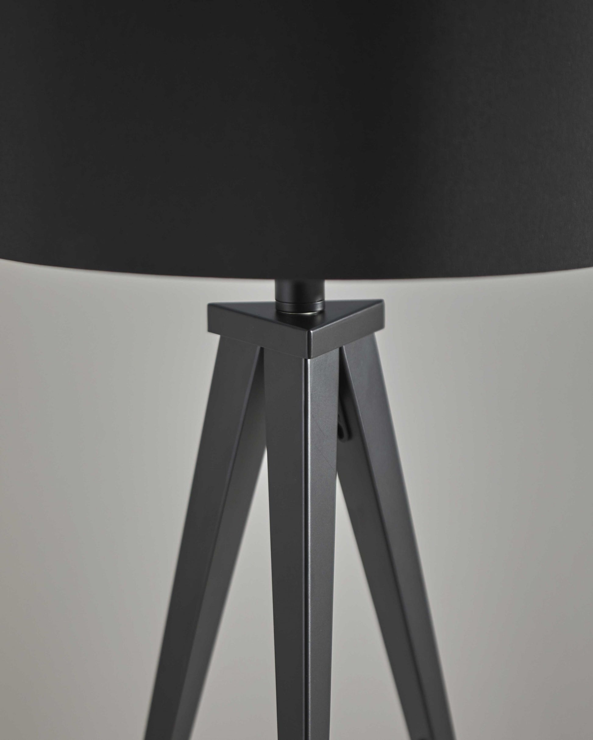 Treble Black Metal Table Lamp By Homeroots | Table Lamps | Modishstore - 2