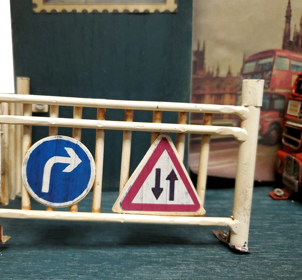Vintage London Double Decker Key Organizer By Homeroots | Sculptures | Modishstore - 6