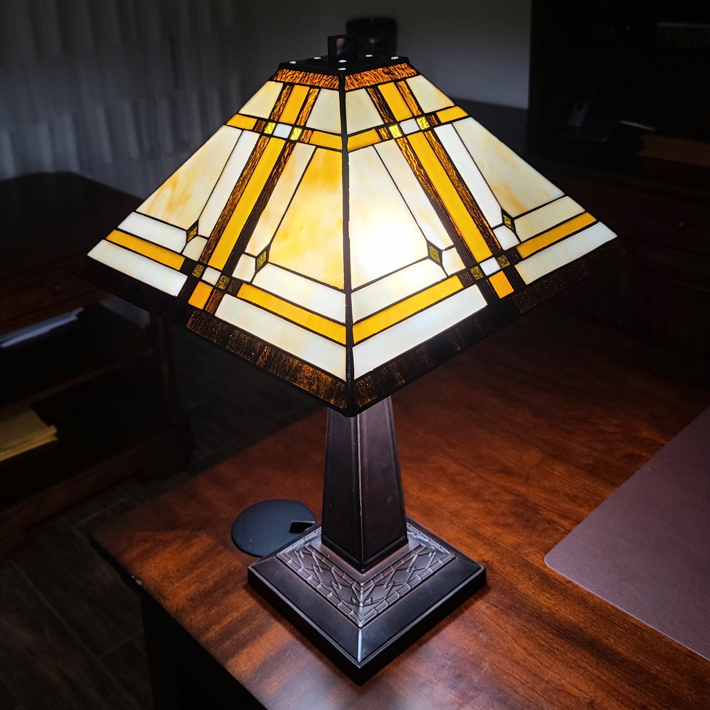 23" White Amber and Brown Stained Glass Two Light Mission Style Table Lamp By Homeroots | Table Lamps | Modishstore - 3