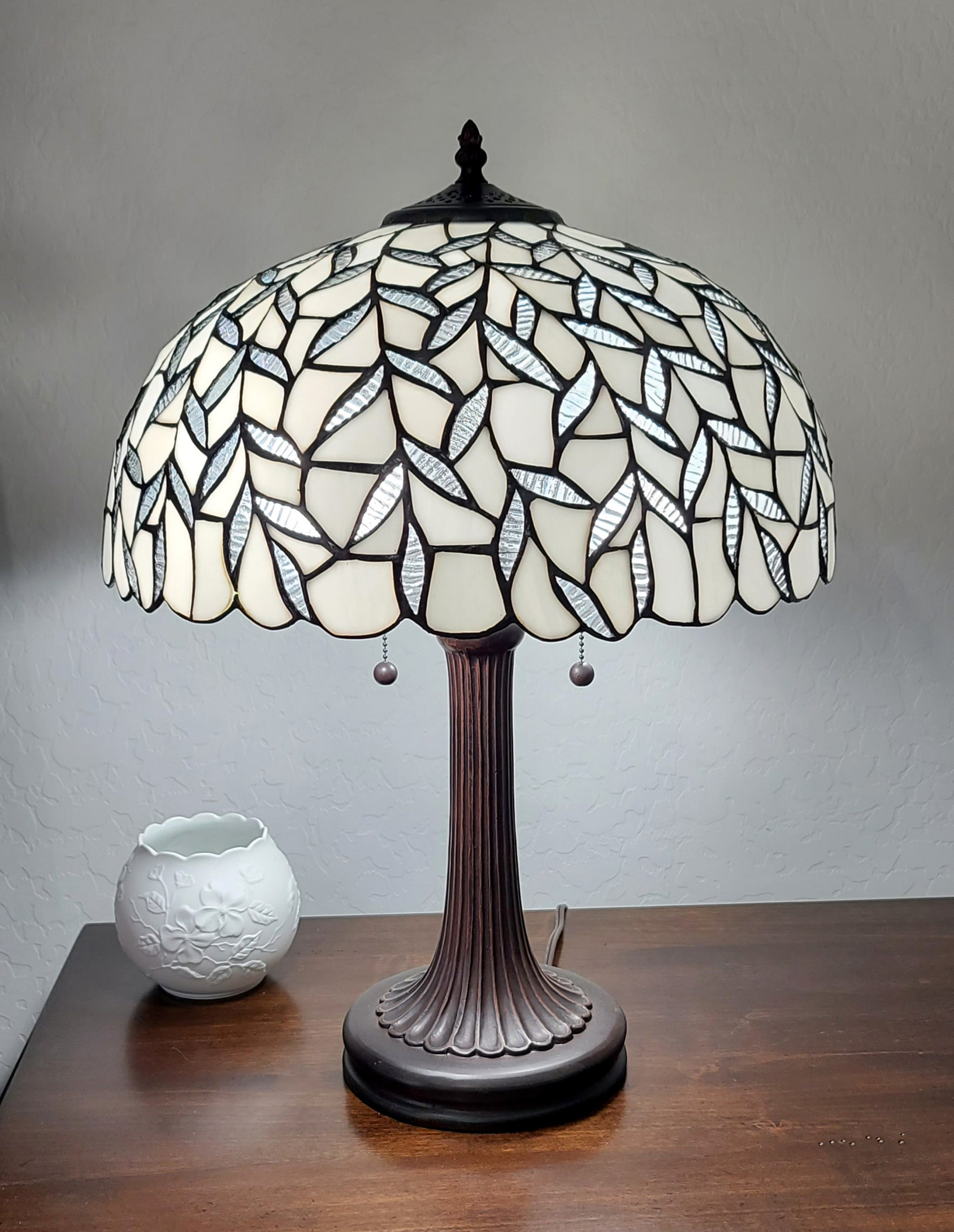 24" Stained Glass Leafy Vintage Accent Table Lamp By Homeroots | Table Lamps | Modishstore - 6